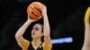 Caitlin Clark (22) des Hawkeyes de l Iowa, tire lors d'une séance d'entraînement au Rocket Mortgage FieldHouse, USA, le 4 avril 2024.