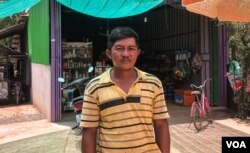 លោក យ៉ុង សីហា អាយុ៣៨ឆ្នាំ ស្ថិតក្នុងចំណោមពលរដ្ឋដែលប្រឈមការរុះរើផ្ទះ ដោយសារគម្រោងផ្លូវល្បឿនលឿនភ្នំពេញ-បាវ៉ិត ផ្តល់បទសម្ភាសន៍ដល់វីអូអេ នៅខេត្តកណ្តាល កាលពីថ្ងៃទី១៥ ខែមិថុនា ឆ្នាំ២០២៣។ (ស៊ុន ណារិន/វីអូអេ)