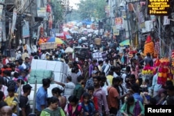 Orang-orang berbelanja di pasar yang ramai menjelang Diwali, festival cahaya Hindu, di kawasan tua Delhi, India, 11 Oktober 2022. (REUTERS/Anushree Fadnavis)