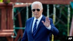 Presiden AS Joe Biden menyapa awak media saat berangkat meninggalkan Gedung Putih di Washington, pada 15 Juli 2024. (Foto: AP/Jacquelyn Martin)