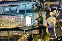 俄罗斯别尔哥罗德州州长维亚切斯拉夫·格拉徳科夫（Vyacheslav Gladkov）2023年4月21号在社媒“电报”上贴文并发布照片，显示俄罗斯战机误炸俄罗斯边境城市别尔哥罗德，照片显示一座公寓大楼的毁坏情况。