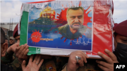 عراق میں ایرانی قدس فورس کے جنرل رضی موسوی کی آخری رسومات کے موقع پر انہیں خراج عقیدت پیش کیا جا رہا ہے۔فوٹو اے ایف پی
