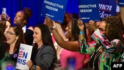 Para perempuan pendukung Demokrat bersorak saat mendengarkan Wakil Presiden Kamala Harris berbicara tentang kebebasan reproduksi di El Rio Neighborhood Center di Tucson, Arizona, 12 April 2024.