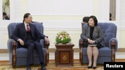 지난 26일 평양을 방문한 쑨웨이둥 중국 외교부 부부장이 최선희 북한 외무상과 회담했다.