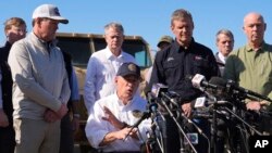 Gouvene eta Texas la, Greg Abbott (mitan) ak plizye lot gouvene Repibliken pandan yon konferans de pres nan Eagle Pass, Texas, 4 Fevriye 2024. 