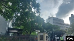 目前已改为律政司办公室的前中区政府合署，曾是每年七一大游行的终点。惟现在已重门深锁，严禁市民靠近，若有人靠近则被保安严斥离开。(美国之音)