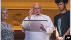 Paus Fransiskus berbicara kepada kerumunan massa di Lapangan Santo Petrus, Vatikan hari Minggu (23/7). 