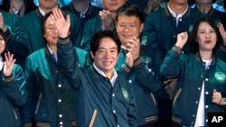 Kandidat presiden dari Partai Progresif Demokratik William Lai melambai saat kongres partai Partai Progresif Demokratik di Taipei, Taiwan, 16 Juli 2023. (Foto: AP)