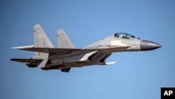 중국 인민해방군 소속 젠(J)-16 전투기가 비행하고 있다. 타이완 국방부 제공. (자료사진)