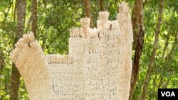 oeuvres de l'artiste plasticien Dominique zinkpè exposées à la forêt classée de Pahou le 11 janvier 2024/Ginette Fleur Adandé