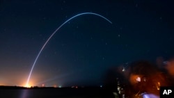 Gledaoci u parku Džeti u Kejp Kanaveralu, na Floridi, posmatraju lansiranje rakete Teran kompanije Realtiviti Spejs, 22. mart, 2023. (Foto:AP/Craig Bailey)