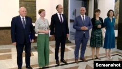 Дел од европските министри, кои се сретнале со граѓанскиот сектор, повториле дека сега е моментот во процесот на проширување кој Македонија не треба да го пропушти. 