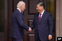 조 바이든 미국 대통령과 시진핑 중국 국가주석이 15일 캘리포이나주 우드사이드에서 정상회담에 앞서 악수하고 있다.