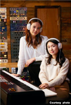 Komposer, sekaligus produser, Eunike Tanzil (kanan) saat menggarap lagu "Only Mine" di studio bersama penyanyi Laufey (kiri) (dok: Eunike)