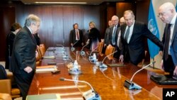 Sekretaris Jenderal PBB Antonio Guterres (kiri), dan Menlu Rusia Sergey Lavrov, Presiden Dewan Keamanan PBB saat ini (kedua dari kanan) bersiap memulai pertemuan mereka di markas PBB di New York hari Senin, 24 April 2023.