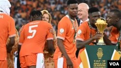 Wachezaji wa timu ya taifa ya soka ya Ivory Coast wakifurahia ushindi katika fainali ya kombe la AFCON