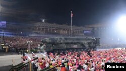 在这张由朝鲜官方的朝中社公布的照片中，朝鲜在纪念朝鲜战争停战70周年的阅兵式上展示导弹。（2023年7月27日）