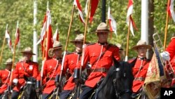 资料照 - 2012年5月23日，加拿大皇家骑警前往参加英国女王伊丽莎白二世换岗仪式。