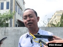 មន្ត្រីស៊ើបអង្កេតជាន់ខ្ពស់របស់សមាគមការពារសិទ្ធិមនុស្សអាដហុក លោក យី សុខសាន្ត ដែលបានចូលរួមឃ្លាំមើលសវនាការលើកទីពីររបស់លោកកឹម សុខា នៅសាលាឧទ្ធរណ៍ភ្នំពេញ កាលពីថ្ងៃព្រហស្បតិ៍ ទី៨ ខែកុម្ភៈ ឆ្នាំ ២០២៤។ (ហ៊ុល រស្មី/វីអូអេ)