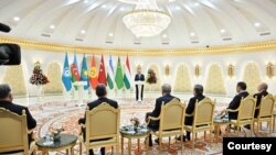 Turkiya, Ozarbayjon, O'zbekiston, Qozog'iston va Qirg'iziston - Turkiy davlatlar tashkilotining a'zolari. 3-noyabr kuni ularning hamda kuzatuvchi davlatlarning rahbarlari Ostonada uchrashdi. 
