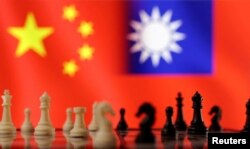 រូបឯកសារ៖ រូបភាព​នៃ​ល្បែង​កូនអុកដែលមាន​ទង់ជាតិ​ចិន​និង​ទង់ជាតិ​កោះតៃវ៉ាន់នៅពីខាងក្រោយ កាលពីថ្ងៃទី១១ ខែមេសា ឆ្នាំ២០១១។