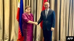 2일 마닐라에서 열린 제9차 남중국해 양자협의기구(BCM)에서 테레사 라자로 필리핀 외교차관과 천샤오둥 중국 외교부 부부장이 만나 악수를 나누고 있다.