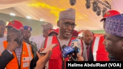 Shugaban NNPC Mele Yana Bayani Wa Manema Labarai Lokacin Da Gwamnatin Najeriya Ta Kaddamar Da Aikin Tonon Mai A Jihar Nasarawa