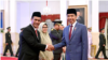 Presiden Jokowi memberikan ucapan Selamat kepada Mentan baru Andi Amran Sulaiman usai resmi dilantik di Istana Negara, Jakarta, Rabu (25/10). (Foto: Courtesy/Biro Setpres)