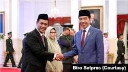 Presiden Jokowi memberikan ucapan Selamat kepada Mentan baru Andi Amran Sulaiman usai resmi dilantik di Istana Negara, Jakarta, Rabu (25/10). (Foto: Courtesy/Biro Setpres)