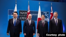 ওয়াশিংটনে নেটো সম্মেলনে উপস্থিত ছিলেন (বাঁ দিক থেকে) দক্ষিণ কোরিয়ার প্রেসিডেন্ট ইয়ন সুক ইয়েওল, নিউ জিল্যান্ডের প্রধানমন্ত্রী ক্রিস্টোফার লুক্সন, জাপানের প্রধানমন্ত্রী ফুমিও কিশিদা এবং অস্ট্রেলিয়ার উপ-প্রধানমন্ত্রী রিচারড। ফটোঃ ১০ জুলাই, ২০২৪। 