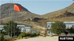 阿富汗洛加尔省的一个铜矿附近的中国国旗