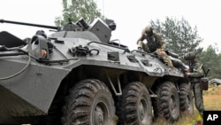 Bjeloruski vojnik Snaga za specijalne operacije (SOF) i plaćenik iz privatne vojne kompanije Wagner prisustvuju nedjeljnim manevrima koji će se izvoditi na poligonu u blizini pograničnog grada Bresta, Bjelorusija