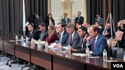 美国国会众议院中国特设委员会2023年7月19日针对美国对华贸易和经济政策邀请专家学者召开辩论会，图为负责进行辩论会支持和提问的两党议员。（美国之音记者李逸华摄）