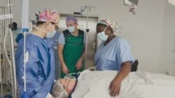 Une chirurgienne chante pour ses patientes dans le bloc opératoire