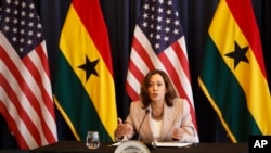 Wakil Presiden AS Kamala Harris menggelar diskusi dengan sejumlah pebisnis perempuan membicarakan pemberdayaan ekonomi dan kepemimpinan, di Accra, Ghana, pada 29 Maret 2023. (Foto: AP/Misper Apawu)