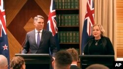 1일 호주 멜버른에서 호주와 뉴질랜드의 국방·외무장관 ‘2+2 회담’이 열렸다. 기자회견에 참석한 리처드 말스 호주 부총리겸 국방장관(왼쪽)과 주디스 콜린스 뉴질랜드 국방장관.