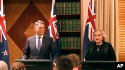 Wakil Perdana Menteri dan Menteri Pertahanan Australia Richard Marles (kiri), dan Menteri Pertahanan Selandia Baru Judith Collins dalam konferensi pers di Melbourne, Australia. Kamis, 1 Februari 2024. (Australian Broadcasting Corp. via AP)