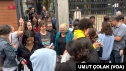 İstanbul Kadıköy'deki Nurettin Teksan Ortaokulu önünde sınavdan çıkan öğrencileri aileleri karşıladı