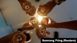 រូប​ឯកសារ៖ បុរស​លើក​កែវស្រាជល់​នៅ​ភោជនីយដ្ឋាន​មួយ​ក្នុង​ទីក្រុង​ភ្នំពេញ​​ ប្រទេស​កម្ពុជាកាលពី​ថ្ងៃទី​១៨ តុលា ឆ្នាំ២០២៣។​