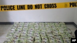 Kantong teh yang diduga berisi sabu tergeletak saat penggerebekan di sebuah rumah di kota Baguio, Filipina utara pada Rabu 29 Maret 2023. (Kanwil Polda Cordillera RPIO via AP)