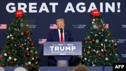 도널드 트럼프 전 미국 대통령이 19일 아이오와주 워털루에서 유세하고 있다.