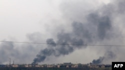 지난 11일 우크라이나 도네츠크 지역의 차시브 야르 마을 부근이 러시아군의 폭격 직후 화재로 연기가 피어오르고 있다.