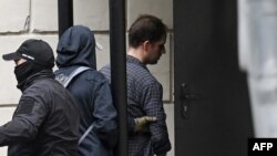 ARHIVA - Američki novinar Evan Gerškovič izvodi se iz sudnice u Moskvi, 24. avgusta 2023. 