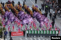 หนึ่งในขบวนโยธวาทิตจากโรงเรียนมัธยมกรีนเดล เข้าร่วมพาเหรดวันขอบคุณพระเจ้าครั้งที่ 97 ของห้างเมซีส์ ในนครนิวยอร์ก เมื่อวันที่ 23 พ.ย. 2566