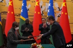 中国总理李强与所罗门群岛总理索加瓦雷在北京人大会堂出席一个签字仪式。（2023年7月10日）