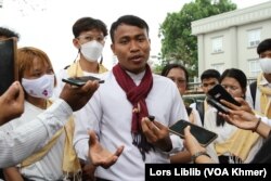 លោក កើត សារ៉ាយ ប្រធានសមាគមនិស្សិតបញ្ញវន្តខ្មែរ ផ្តល់បទសម្ភាសន៍នៅក្បែរព្រះបរមរាជវាំង រាជធានីភ្នំពេញ ថ្ងៃទី២៩ មីនា ២០២៣។ (លាស់ លីបលីប/វីអូអេ)