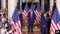 Mantan Presiden Donald Trump tiba di kediamannya di Mar-a-Lago, Florida, setelah menjalani dakwaan di New York City, pada 4 April 2023. (Foto: AP/Rebecca Blackwell)