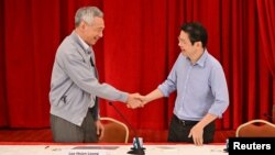 นายกรัฐมนตรีสิงคโปร์ ลี เซียน ลุง (ซ้าย) และ รองนายกรัฐมนตรี ลอว์เรนซ์ หว่อง (ขวา) 