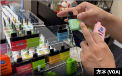 纽约一位经营电子烟的业者指着中国大陆生产的电子烟产品。（方冰拍摄）