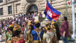 ទង់ជាតិខ្មែរត្រូវ​បាន​បង្ហូត​នៅ​សាលាក្រុង​ Lowell ​ដើម្បី​អបអរ​សាទរ​បុណ្យ​ចូលឆ្នាំ​ខ្មែរ​